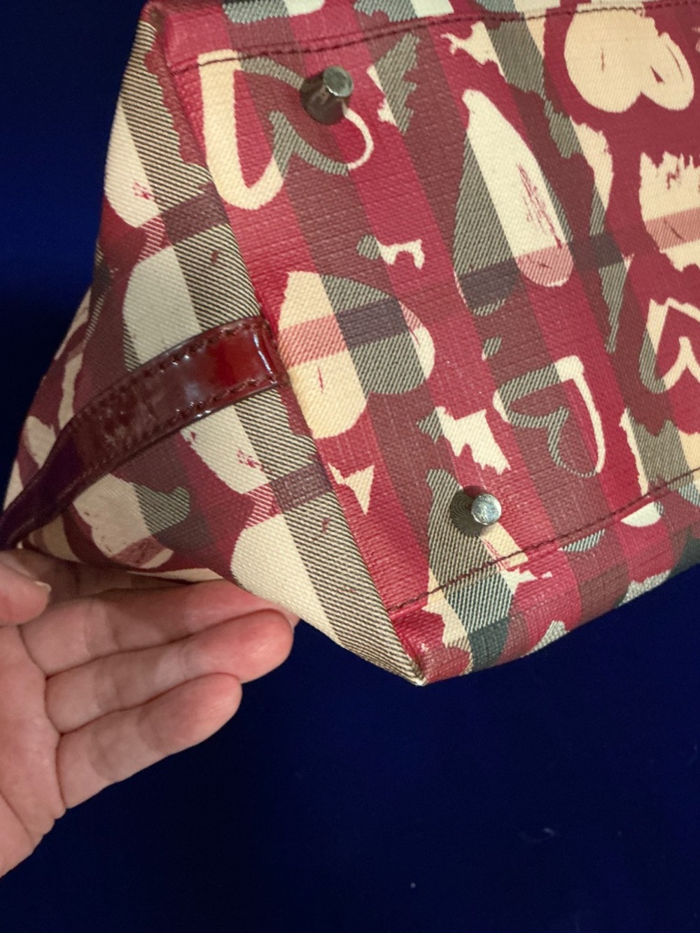 Burberry Ltd Edition Patent Painted Heart Supernova Coated Canvas Nickie Tote - Picture 3 of 10